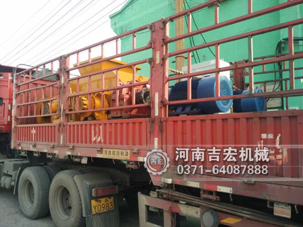 1210大型對輥制砂機(jī)發(fā)往廣西